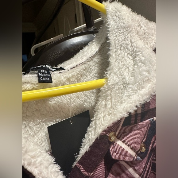 Woman’s Sherpa button up top - Picture 5 of 8